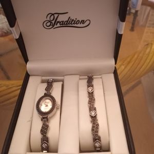 Ladieswatch and bracelet.